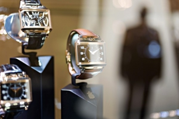 Chinese tourists revive luxury watches market in France